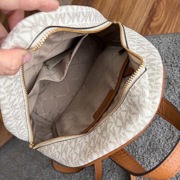 Micheal Kors Abbey Medium sized backpack - Picture 3 of 6